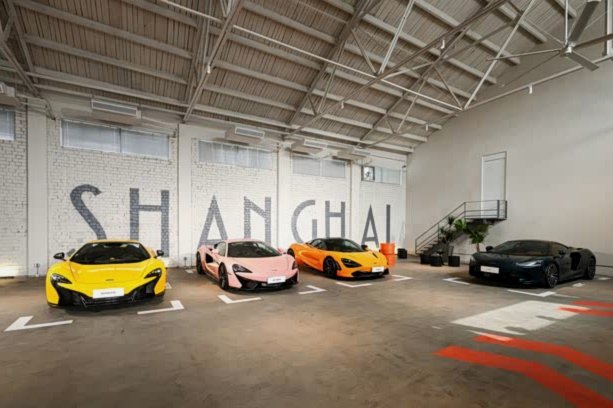 双厨狂喜，赖斯在诺里斯陪伴下参观迈凯伦总部，并体验F1赛车模拟器
