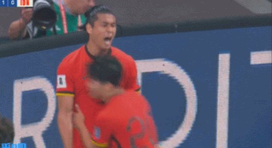 张玉宁抢点后上演外脚背中柱，解说评价：射门难度很高