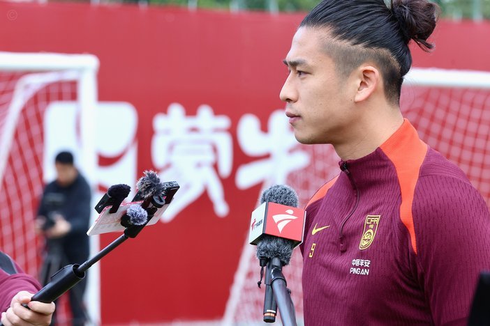 张玉宁抢点后上演外脚背中柱，解说评价：射门难度很高