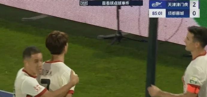 韦世豪疑似被激怒，与玉昆主教练乔迪对喷