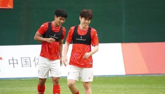 足球报：广州豹巩固冲超优势，冯峰称赞19岁黄晟豪