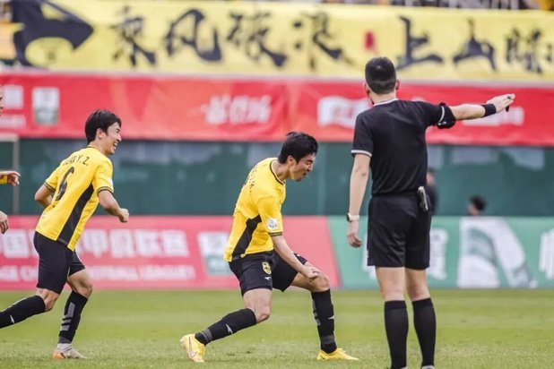 足球报：广州豹巩固冲超优势，冯峰称赞19岁黄晟豪