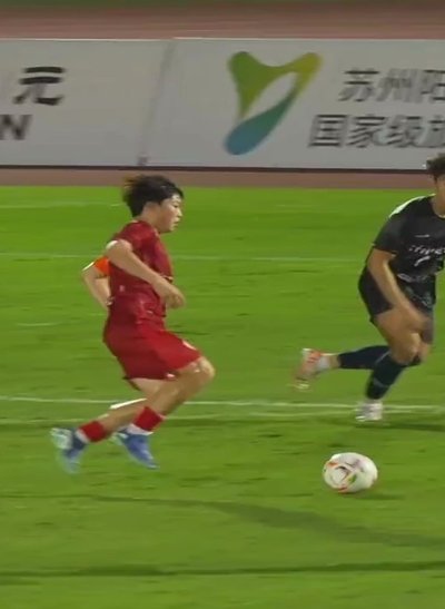 中国足球小将Best Cup首轮1-1巴萨，吕孟洋破门；明晨战皇马