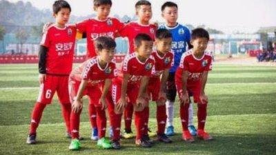 既然摇了那么多外国孩子，名字就不能叫中国足球小将了吧