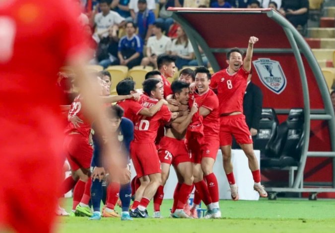 击败泰国卫冕东盟杯，越南人民骑车游行、挥舞国旗庆祝