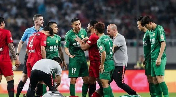 奥斯卡晒与艾克森、胡尔克合影：兄弟们，很高兴能再次相遇